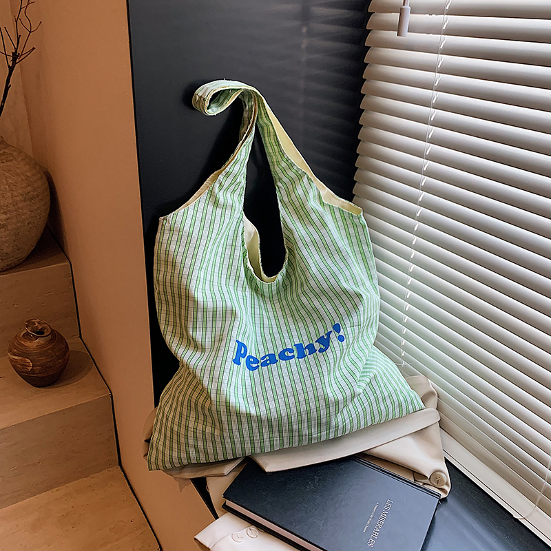 チェックロゴトートバッグ