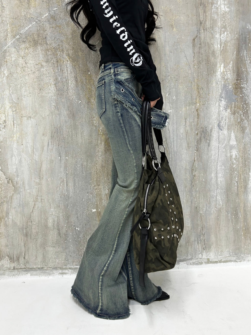 ブラックブーツカットジーンズ