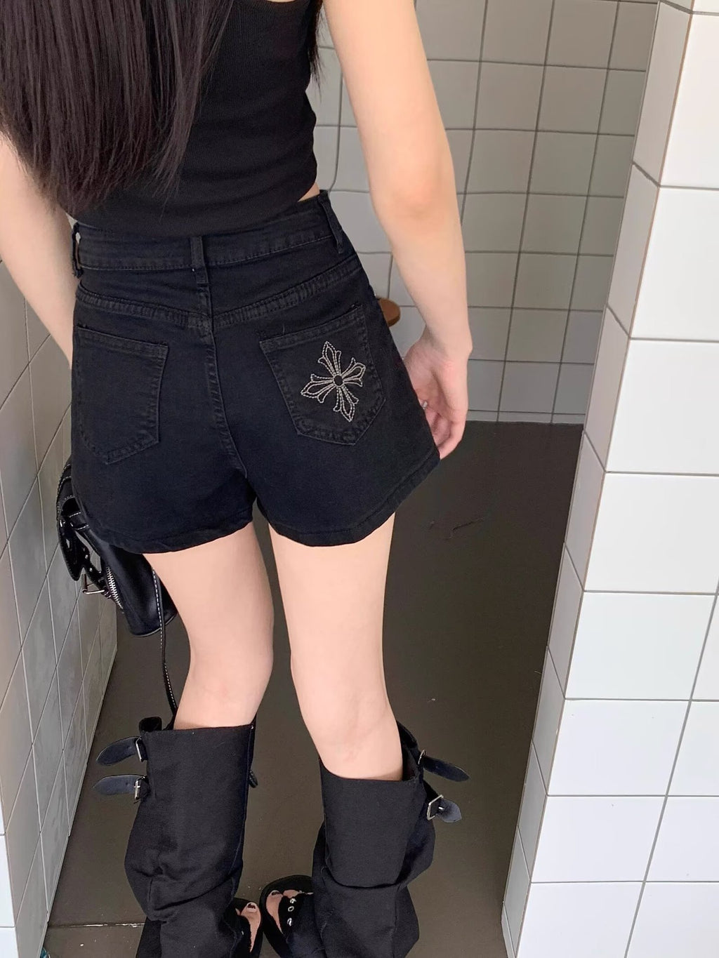ヴィンテージブラック 刺繍デニムショートパンツ