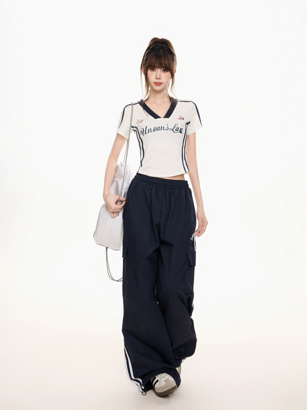 VネックスポーツデザインクロップドTシャツ