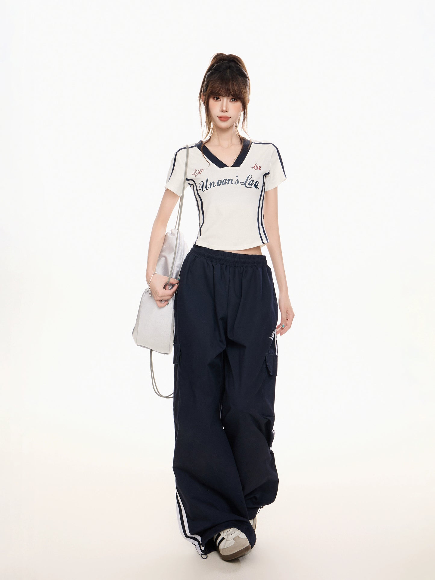 VネックスポーツデザインクロップドTシャツ