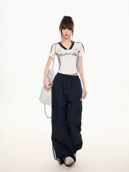 VネックスポーツデザインクロップドTシャツ
