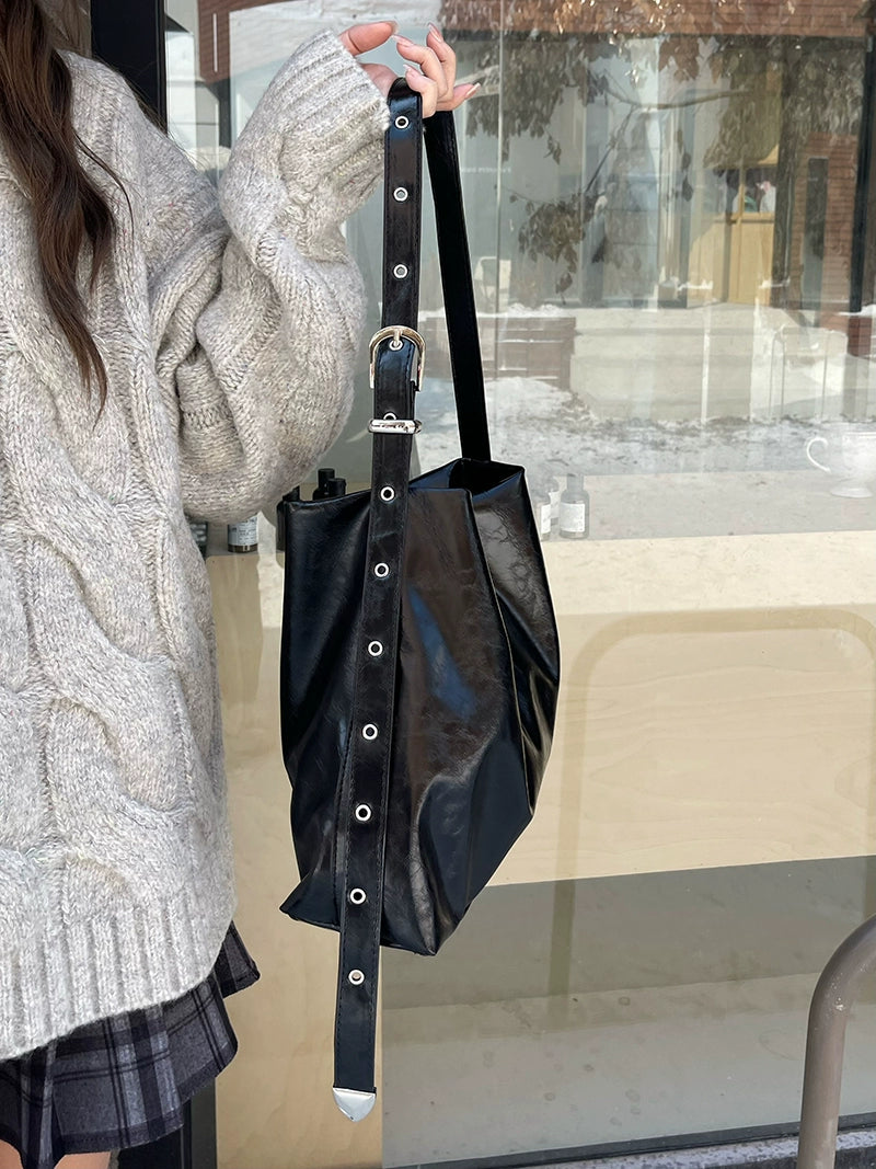 【 】 フェイクレザー クロスボディ バッグ SLY（スライ）の「AIRY F/LEATHER CROSS BODY BAG エアリー