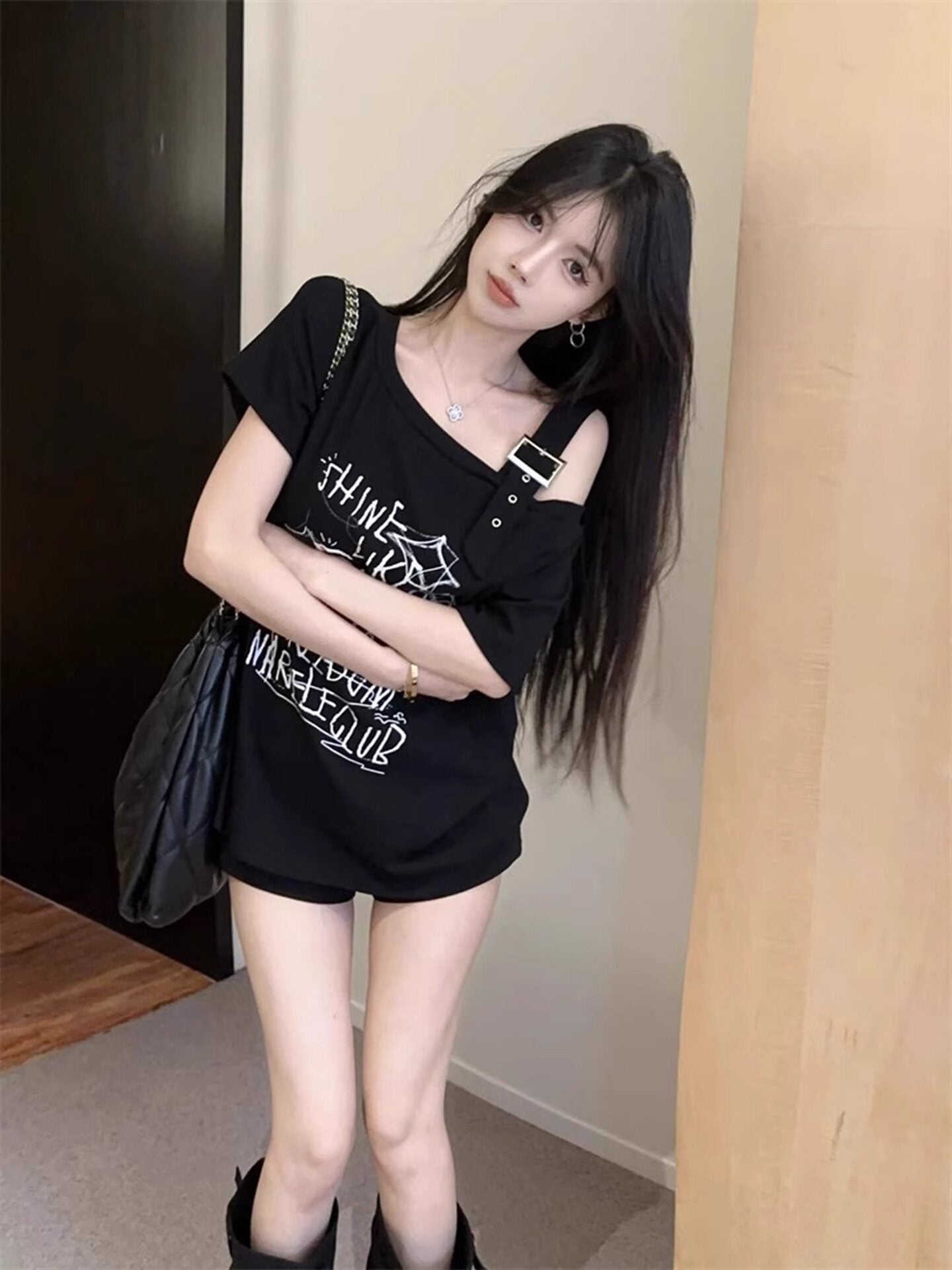 ダークストリート ベルトディテールTシャツ