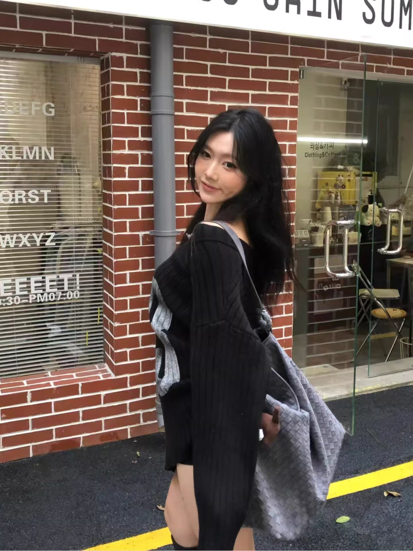 ビッグナンバーロゴ オフショルニット