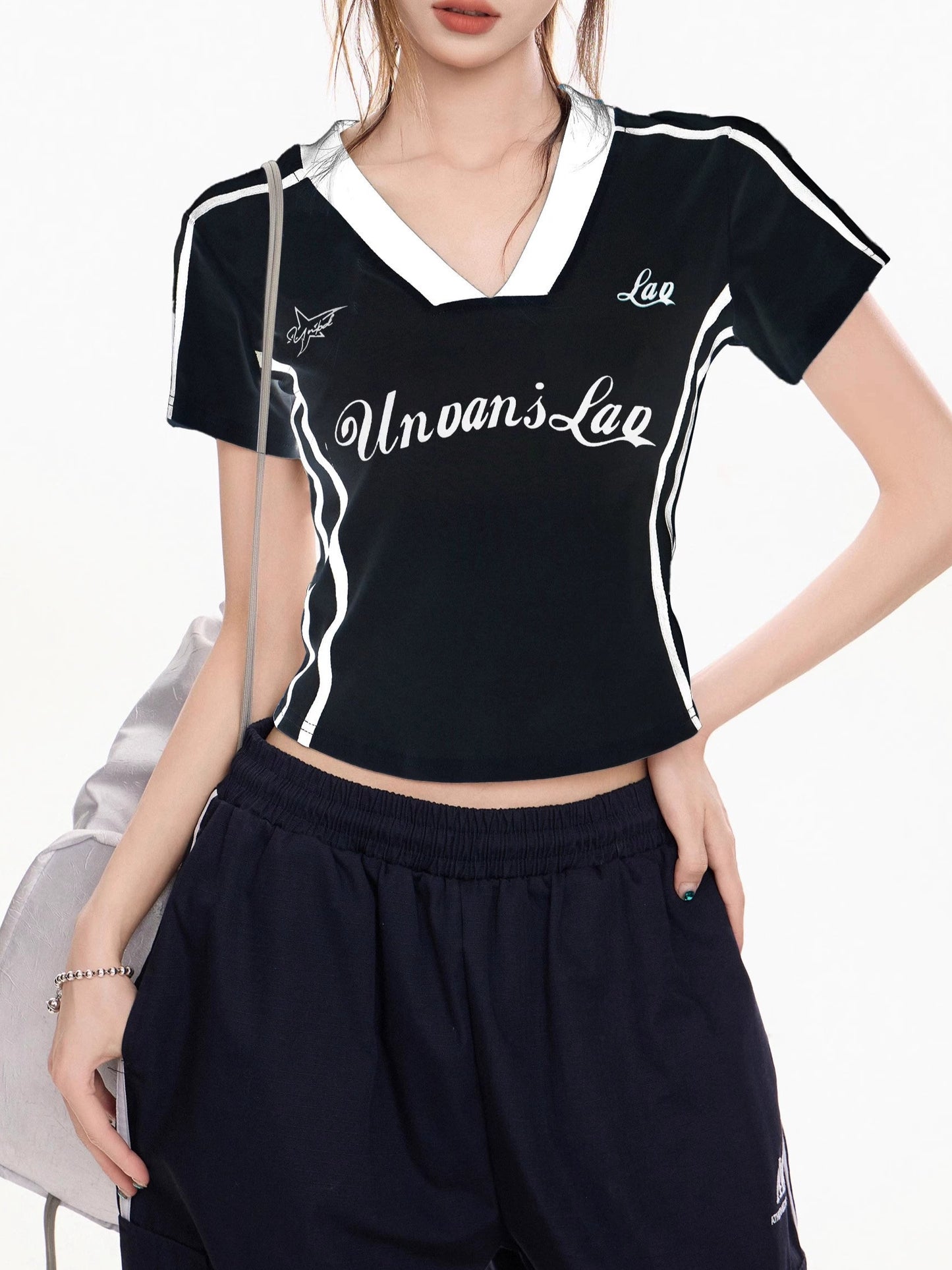 VネックスポーツデザインクロップドTシャツ