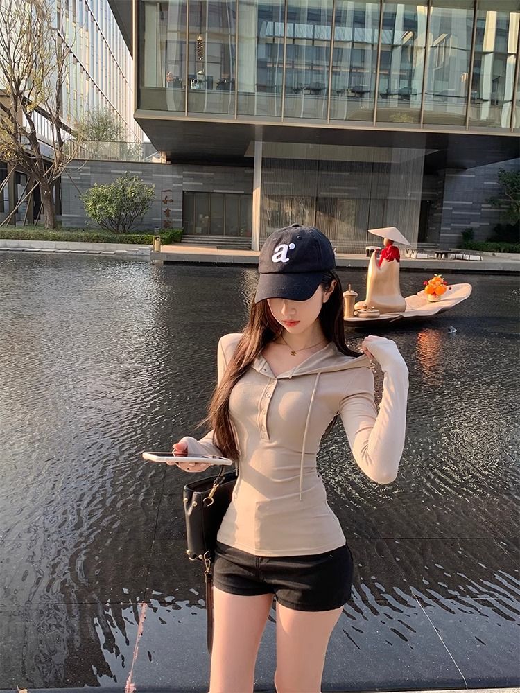 フード付きスリムフィットヘンリートップス