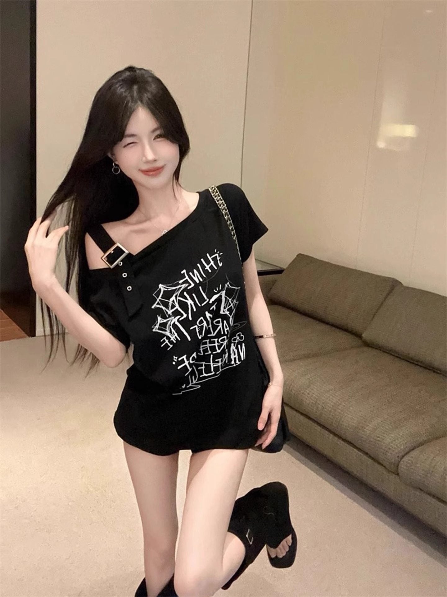 ダークストリート ベルトディテールTシャツ