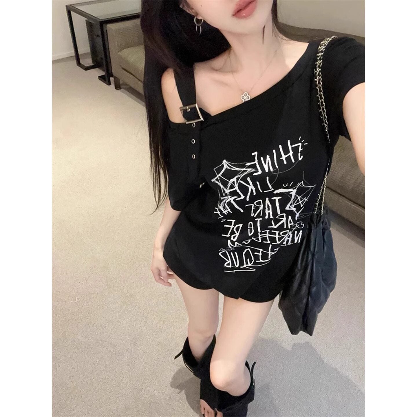 ダークストリート ベルトディテールTシャツ